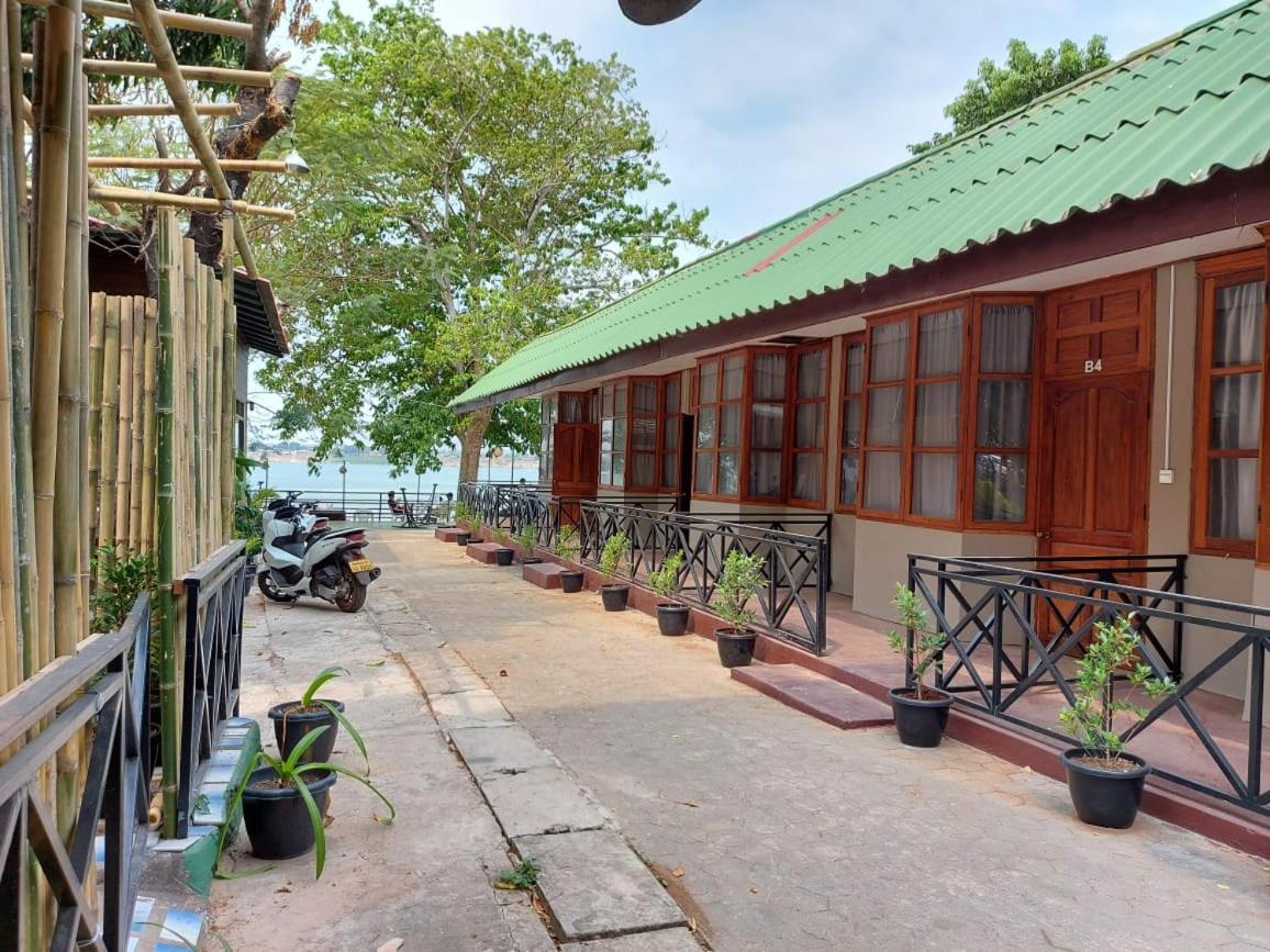 Pilgrim'S Kitchen & Inn Саванакет Екстериор снимка